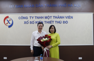 Ban Quản Lý, Công Đoàn Công ty TNHH MTV Xổ số KTTĐ tặng hoa chúc mừng nhân ngày 20/10