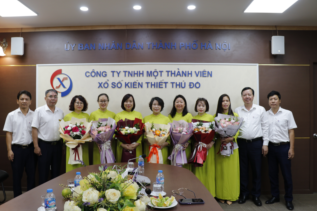 Ban Quản Lý, Công Đoàn Công ty TNHH MTV Xổ số KTTĐ tặng hoa chúc mừng nhân ngày 20/10